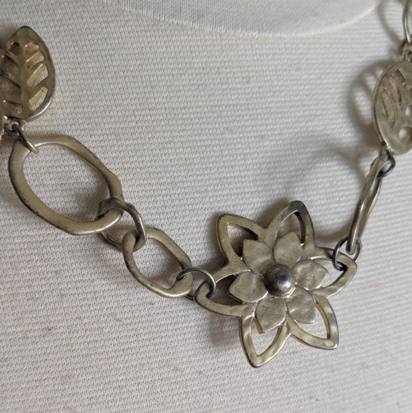 Lia Sophia Golden Girl Flower Necklace - Picture 4 of 6